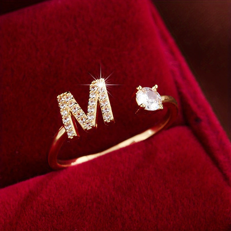 Nova – Moderner offener Ring mit Buchstaben und Zirkonia