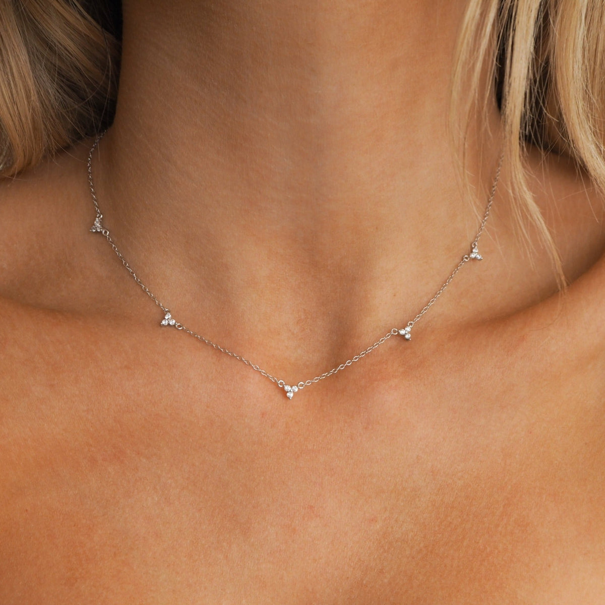 Silberne Kette mit Kristallen in Traubenform