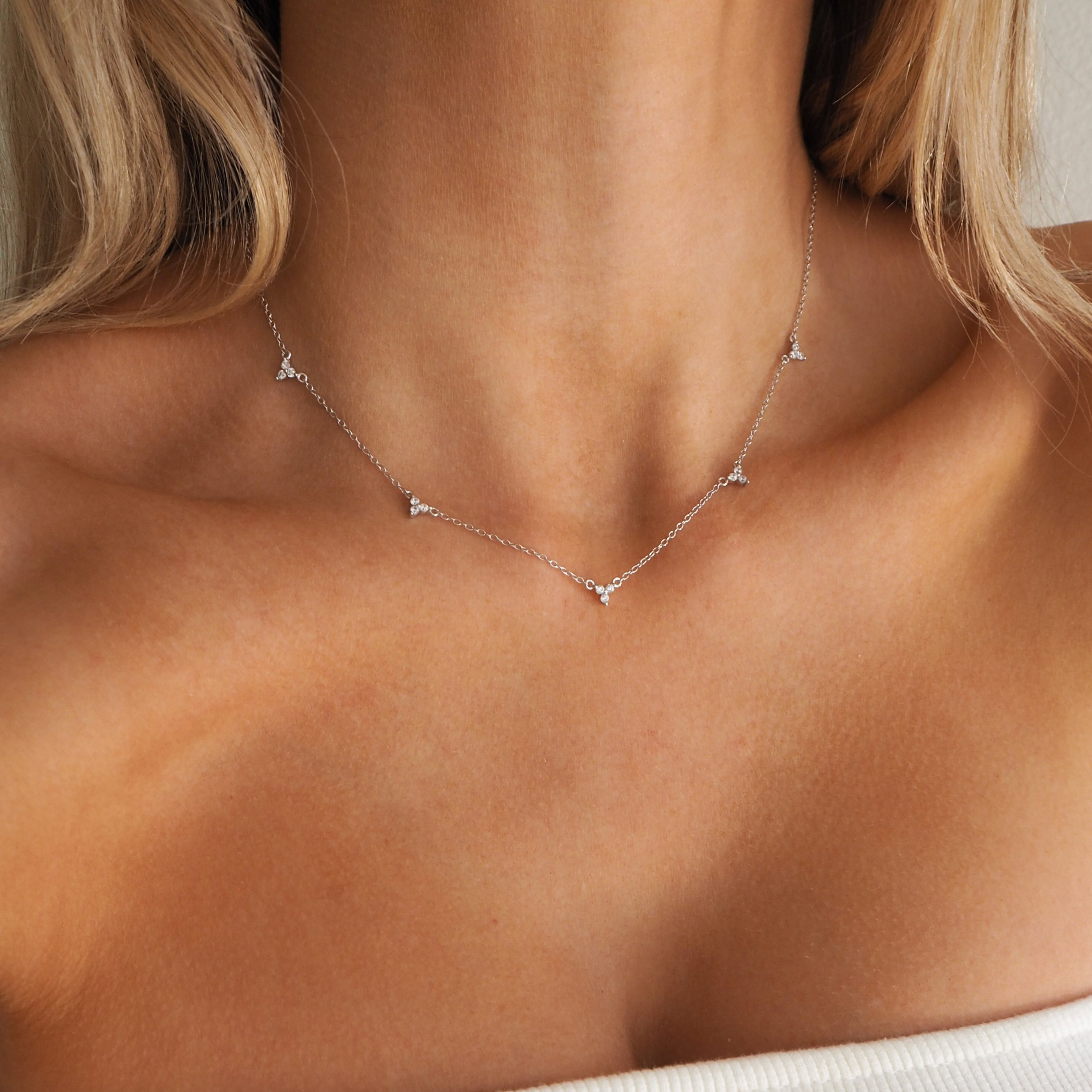Silberne Kette mit Kristallen in Traubenform