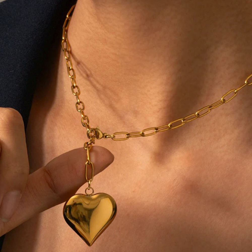 Babette – Halskette mit goldenen Büroklammern und Herzen