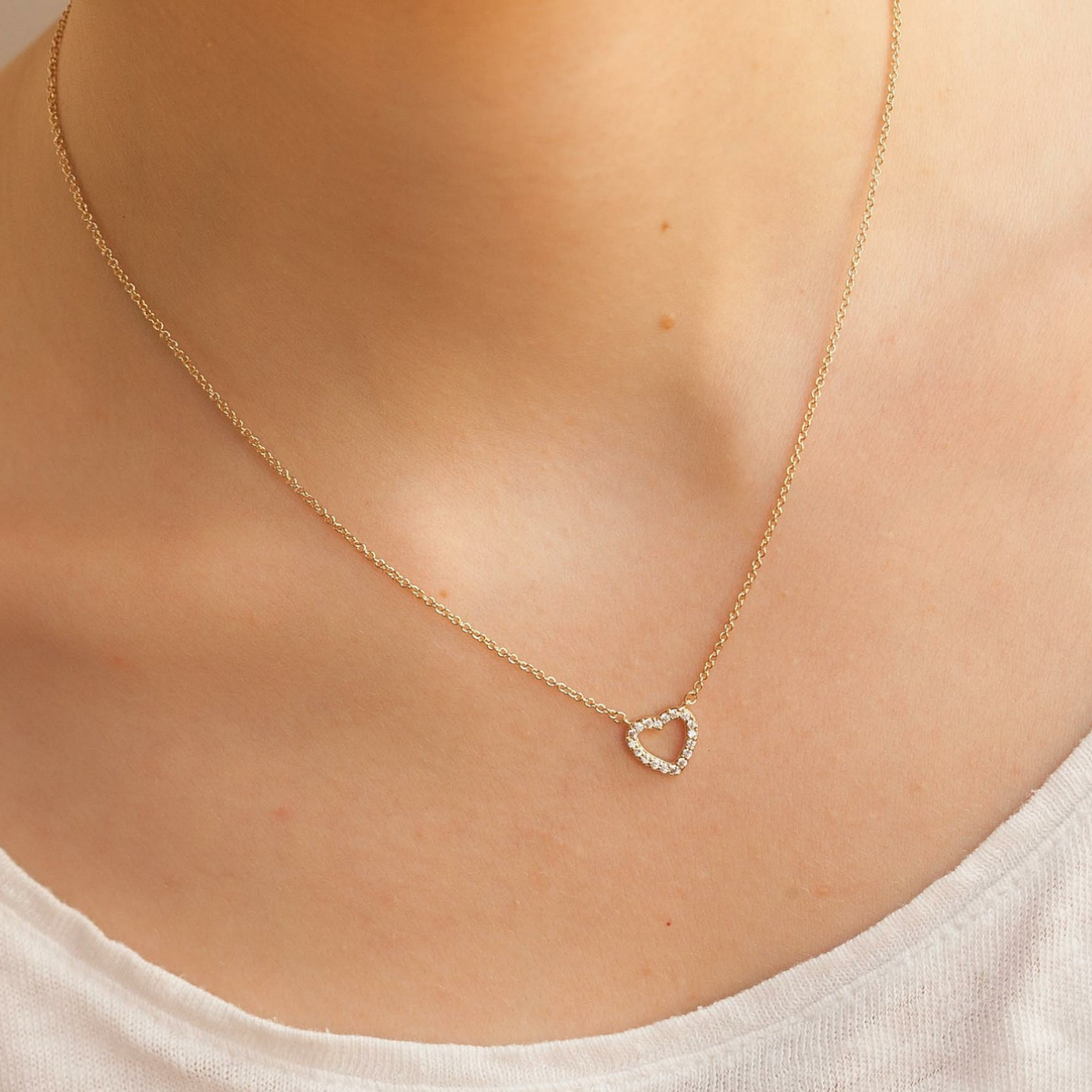 Kleines Liebes-Halsband - Herz-Halsband aus Gold und Schmucksteinen