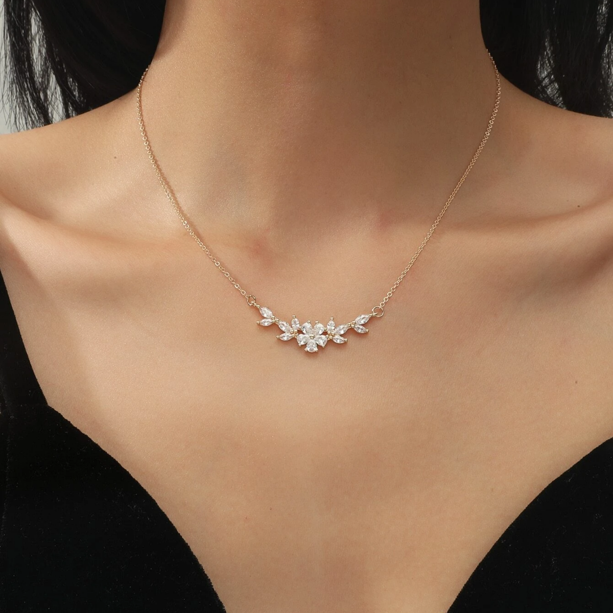Halskette mit Blumenanhänger - Zirkonia-Blütenblätter-Halsband