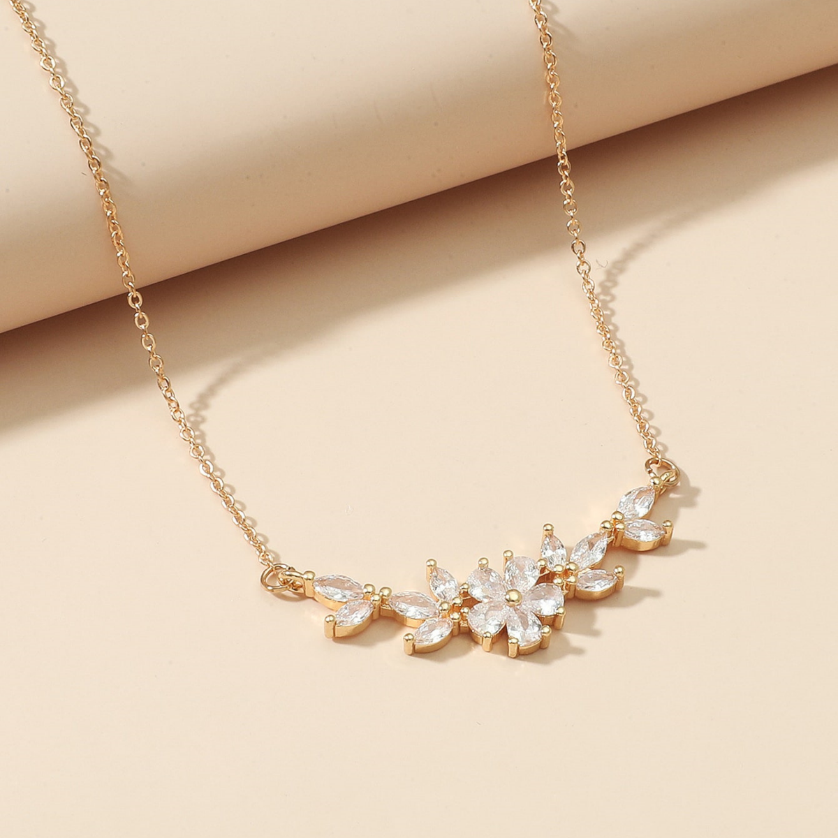 Halskette mit Blumenanhänger - Zirkonia-Blütenblätter-Halsband