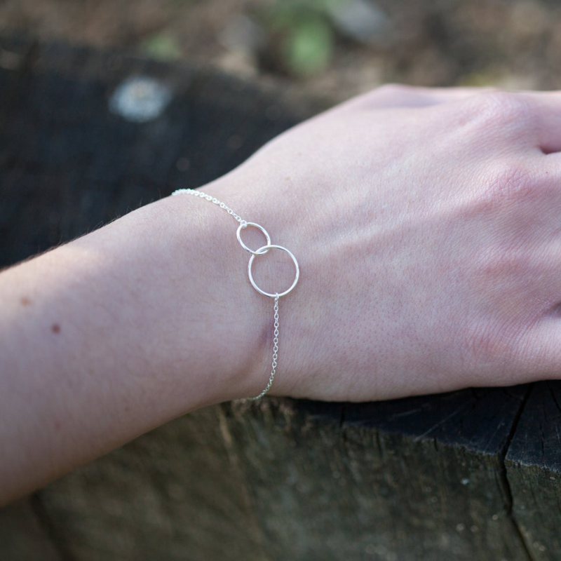 Verschlungene Ringarmband - Eingewobene Ringe