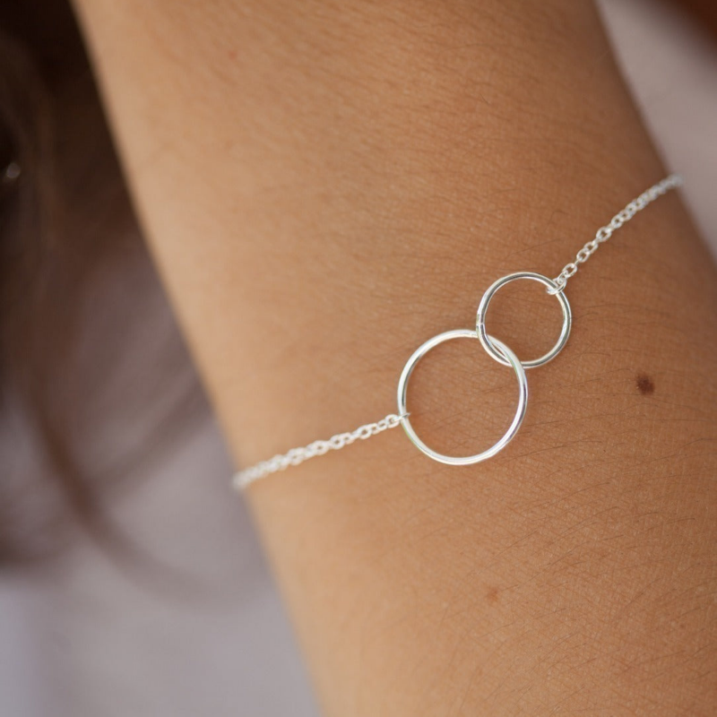 Verschlungene Ringarmband - Eingewobene Ringe
