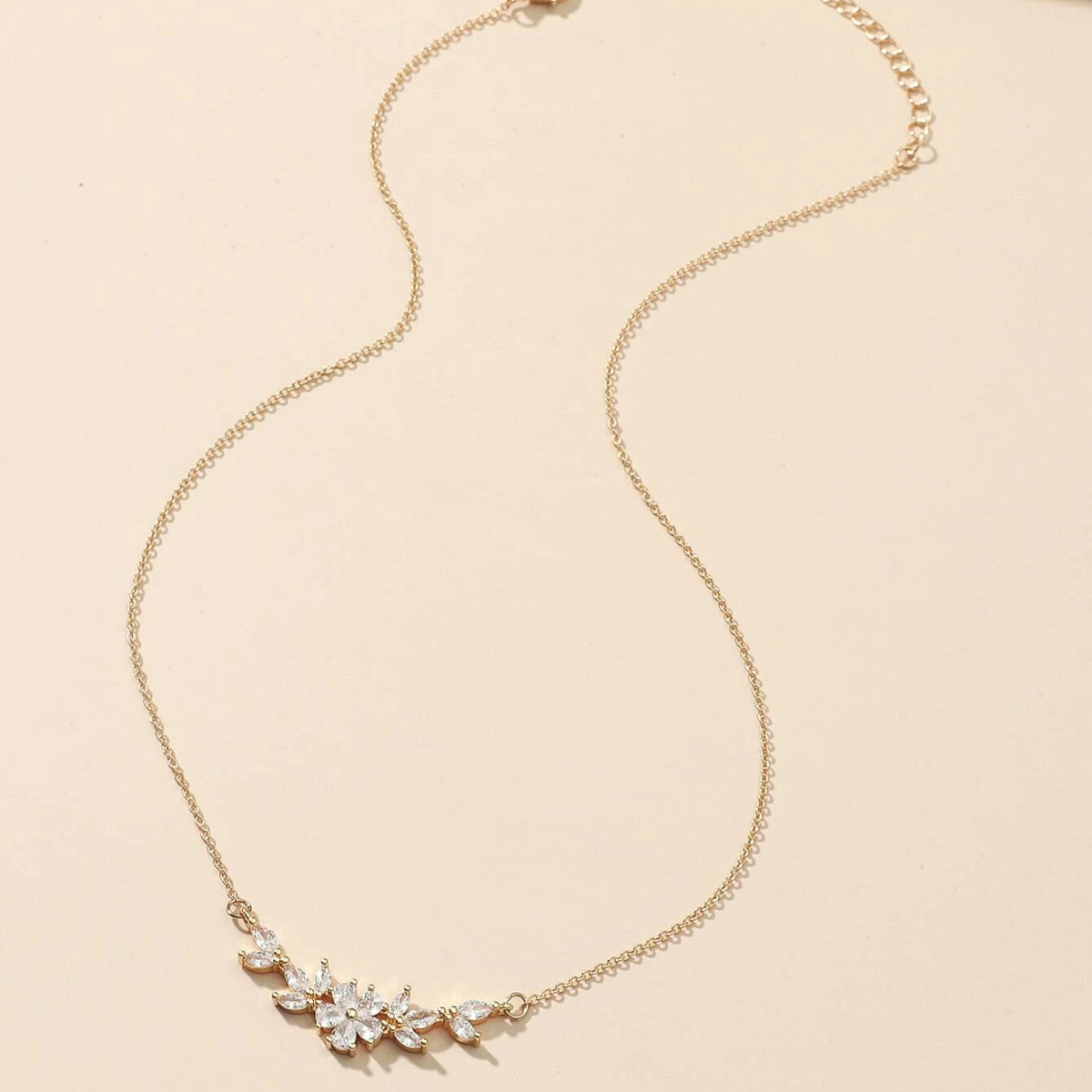 Halskette mit Blumenanhänger - Zirkonia-Blütenblätter-Halsband