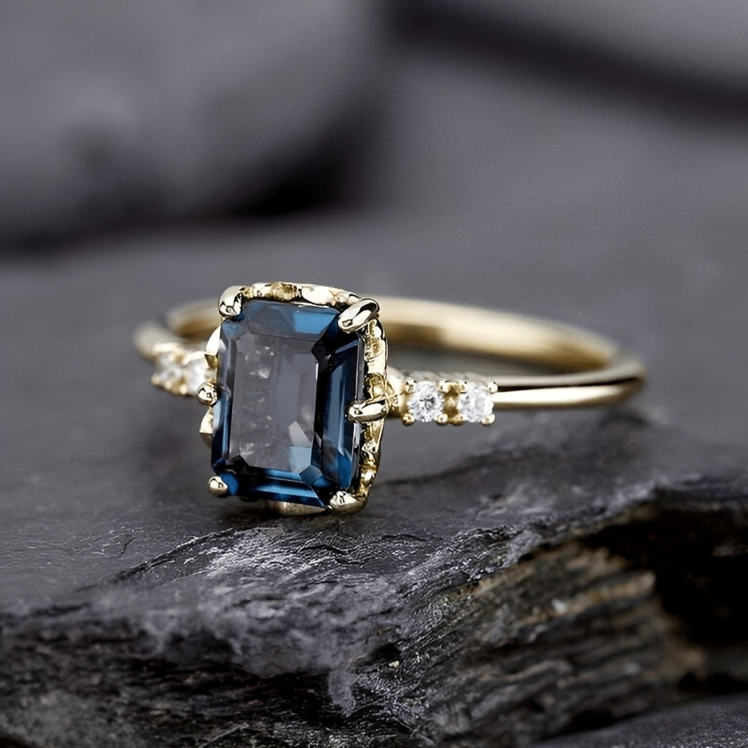 Sza – vintage goldfarbener Ring mit blauem Kristall