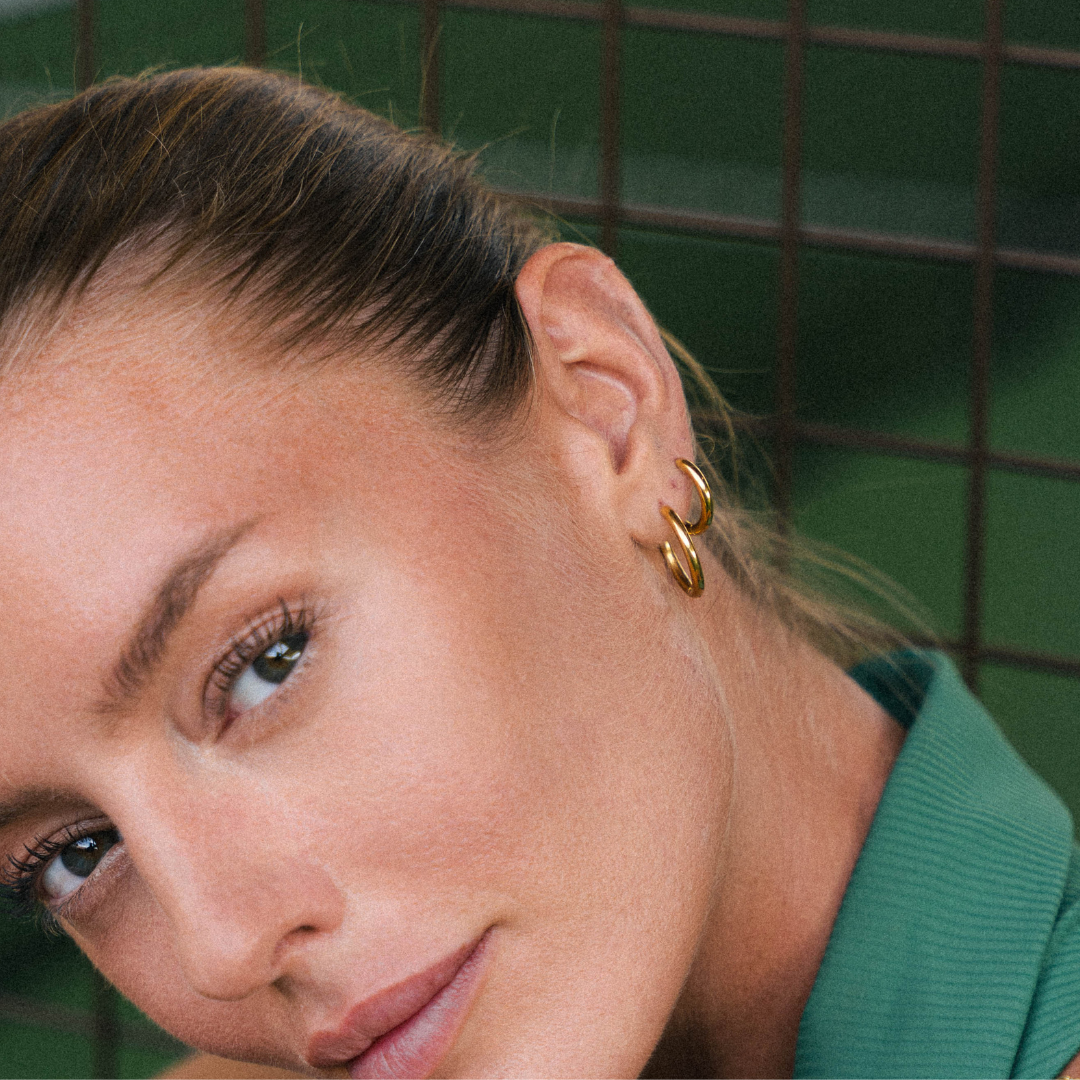 Clara – Elegante goldene wasserdichte Ohrringe