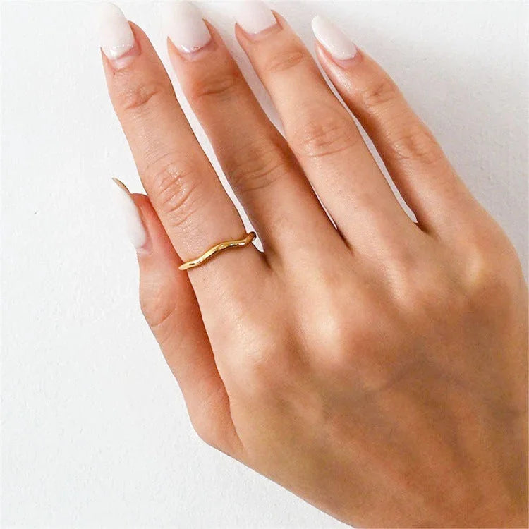 Dianne – Eleganter goldener Ring zum Überlagern