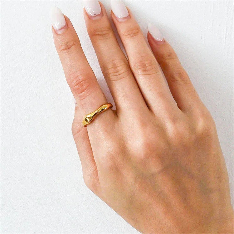 Dianne – Eleganter goldener Ring zum Überlagern