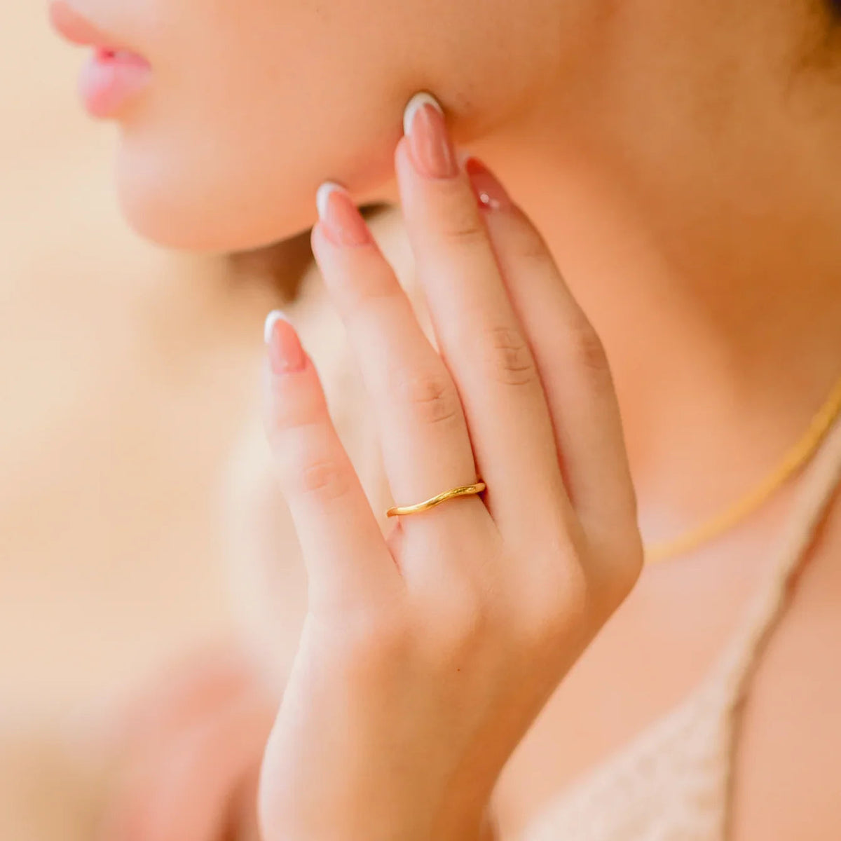 Dianne – Eleganter goldener Ring zum Überlagern