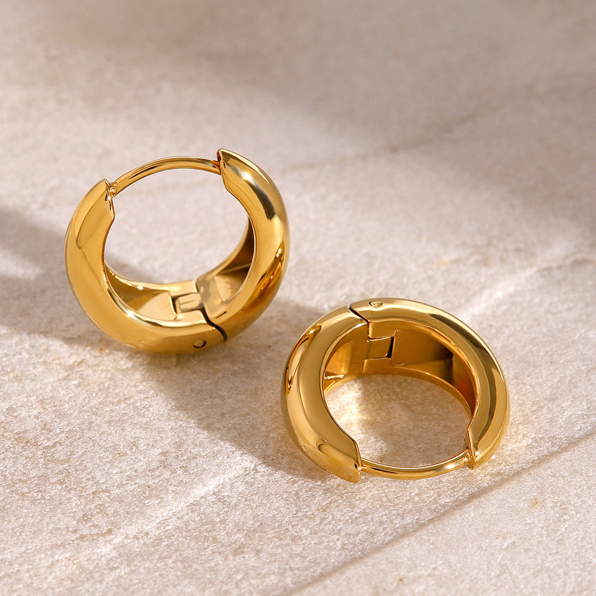 Iris – Geometrische Huggie-Ohrringe in Gold