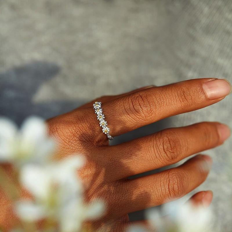 Flavia – Anpassbarer Ring mit emaillierter Margerite aus Silber