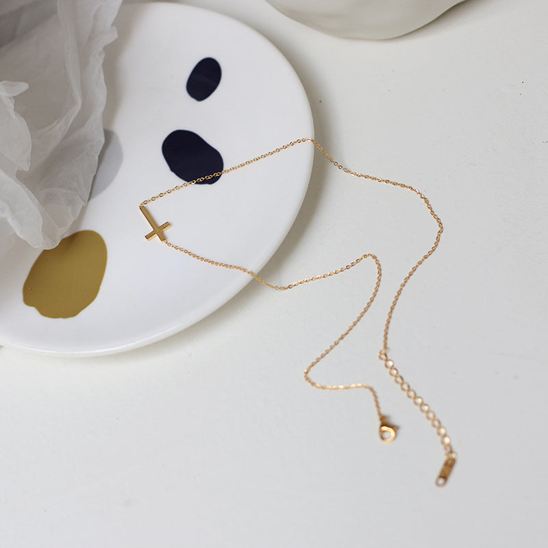 Nelly – Minimalistisches Kreuzhalsband in Gold
