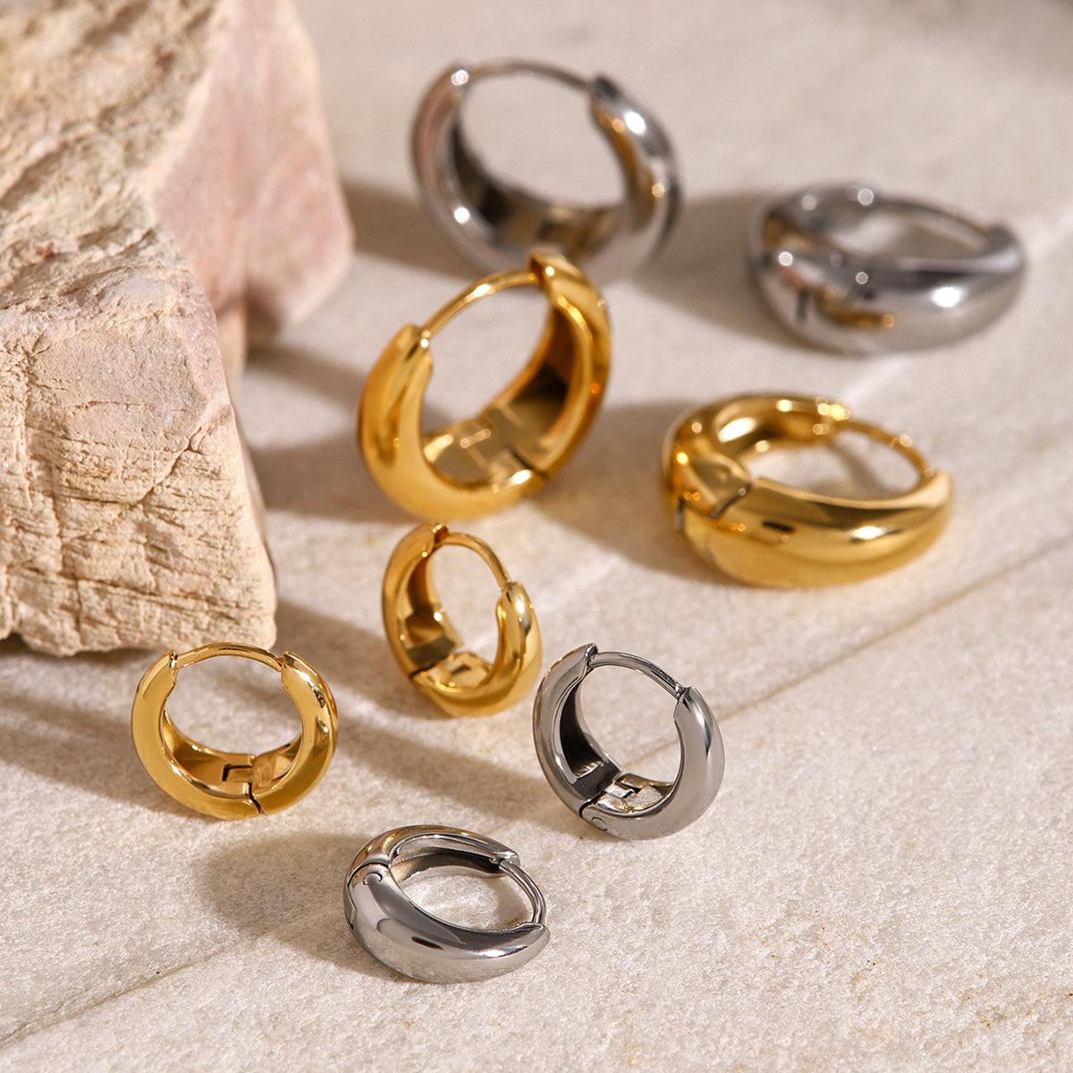 Iris – Geometrische Huggie-Ohrringe in Gold
