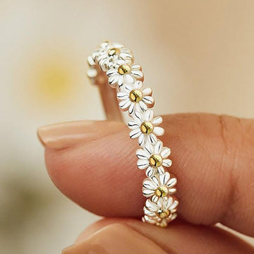 Flavia – Anpassbarer Ring mit emaillierter Margerite aus Silber
