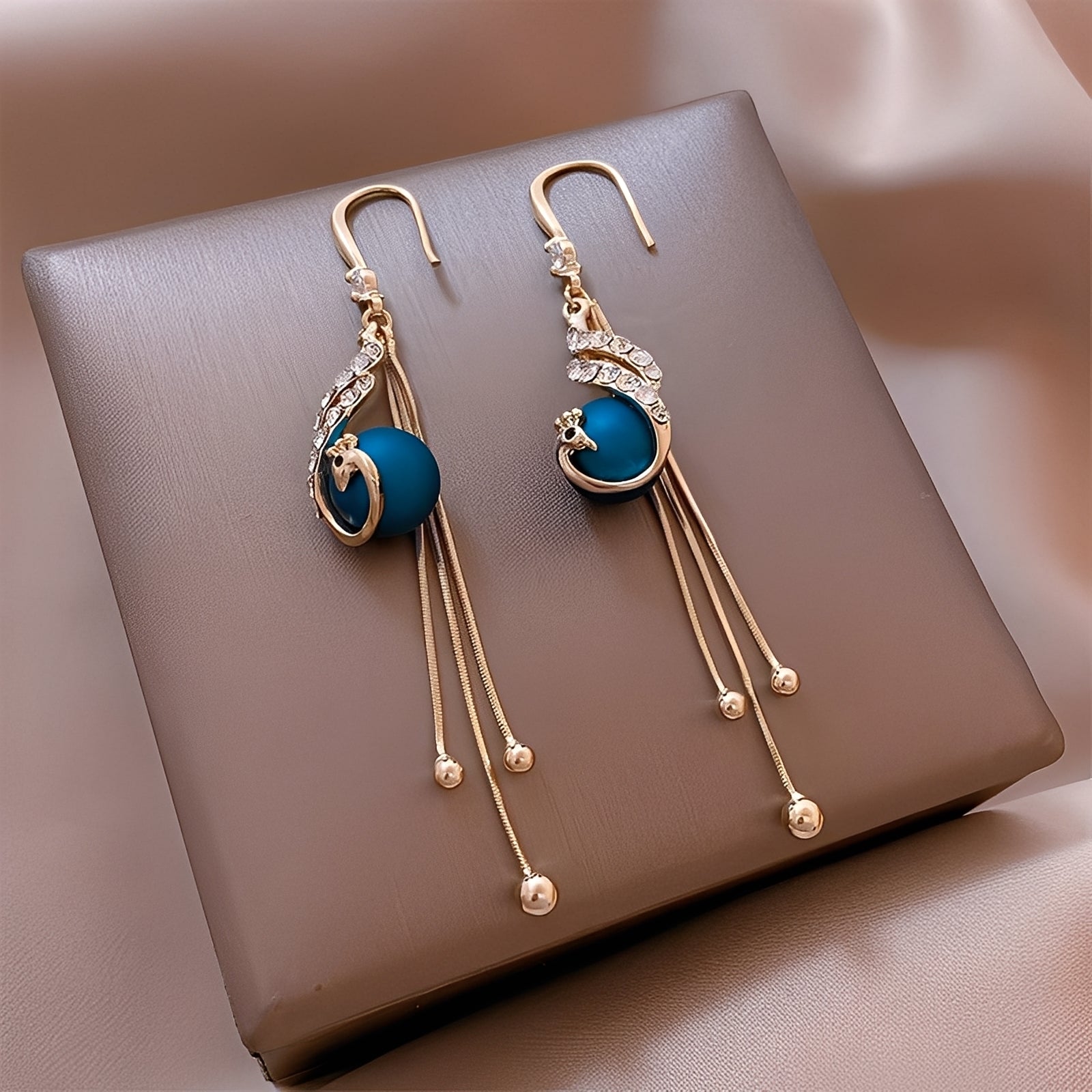 Sheynn – Elegante Ohrringe mit blauen Perlen