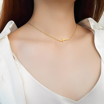 Nelly – Minimalistisches Kreuzhalsband in Gold