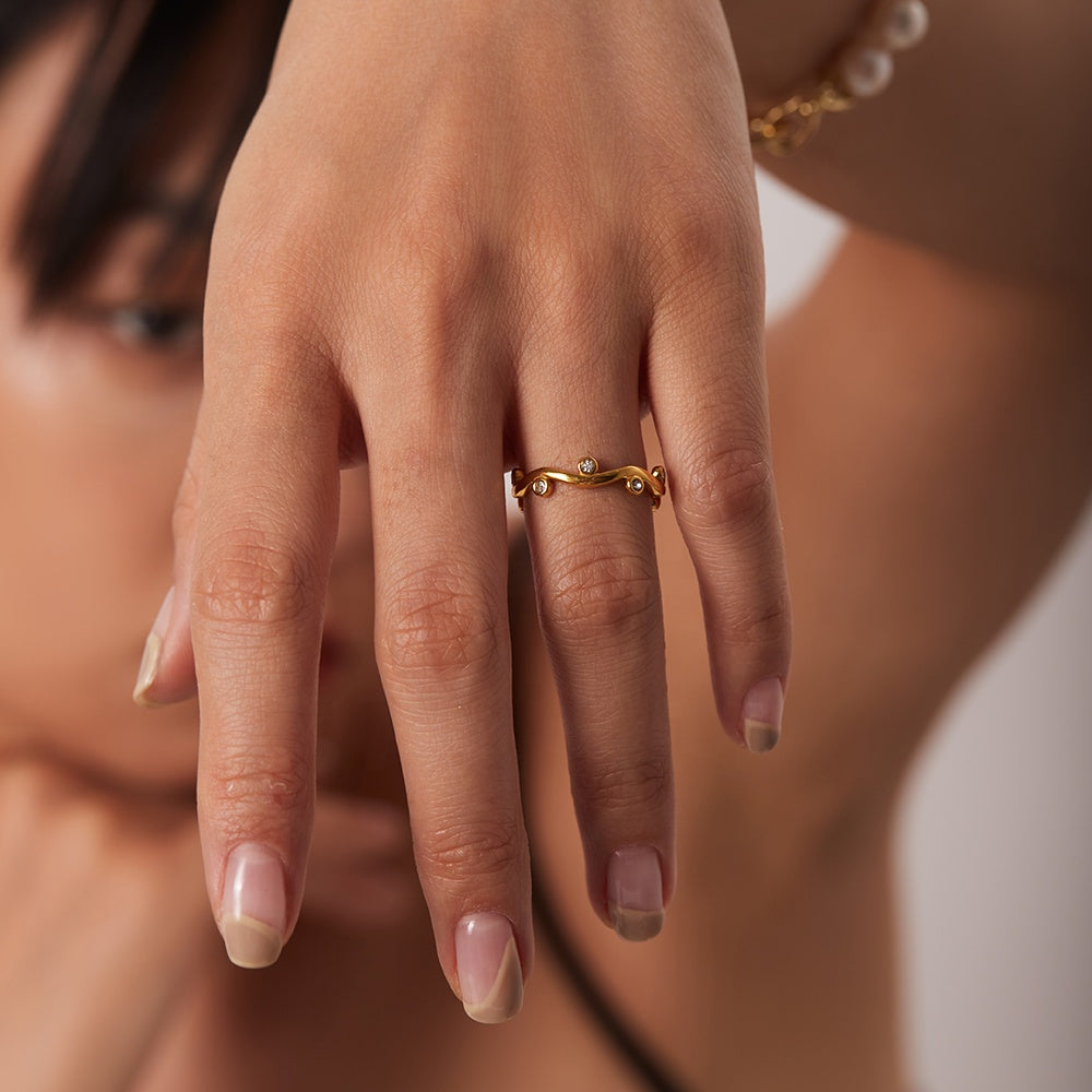Willow – Goldring in Blattform mit anpassbaren Zirkonia