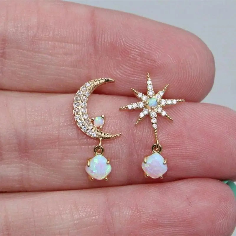 Carol – Ohrringe in Gold und Opal in Form von Mond und Sternen