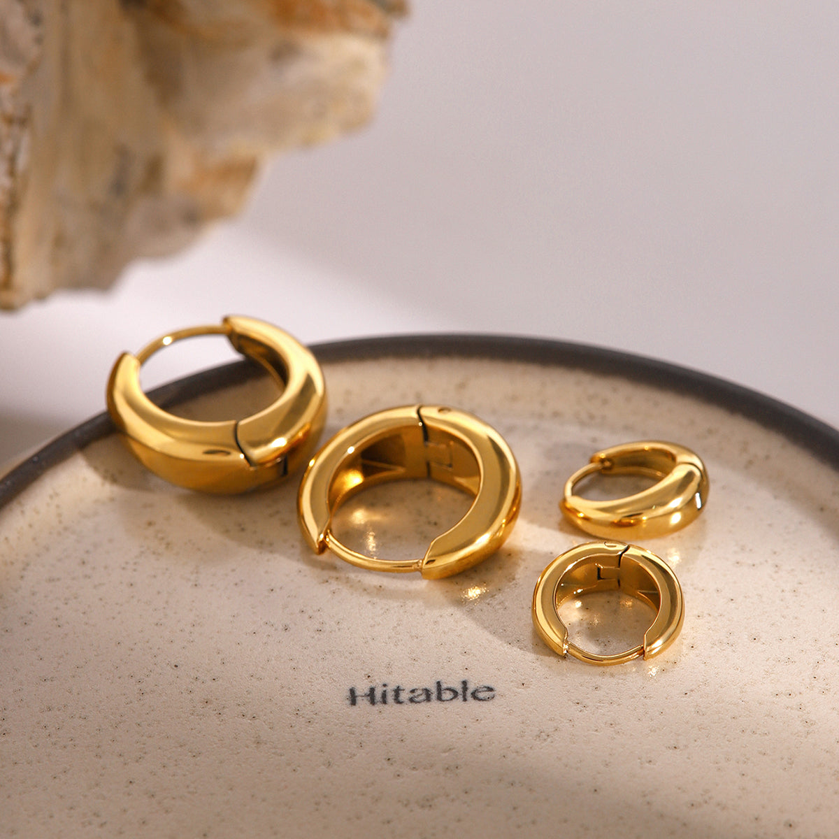 Iris – Geometrische Huggie-Ohrringe in Gold