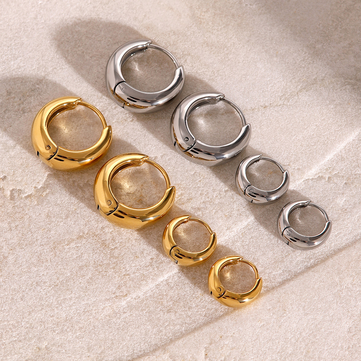 Iris – Geometrische Huggie-Ohrringe in Gold