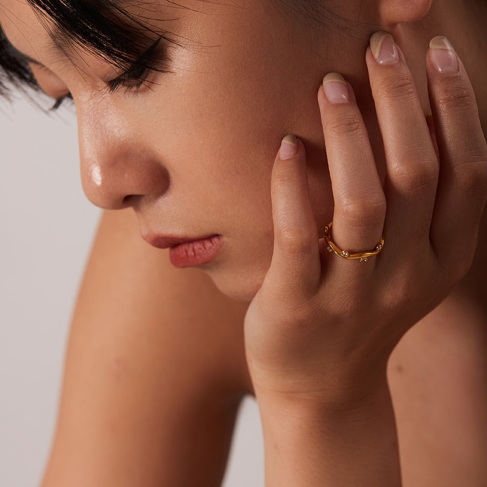 Willow – Goldring in Blattform mit anpassbaren Zirkonia