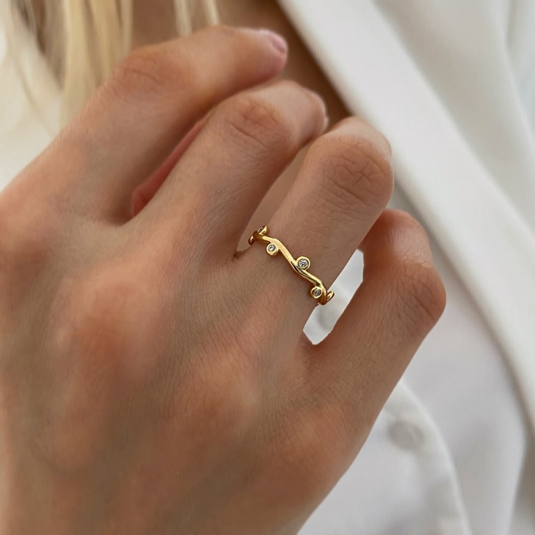 Willow – Goldring in Blattform mit anpassbaren Zirkonia