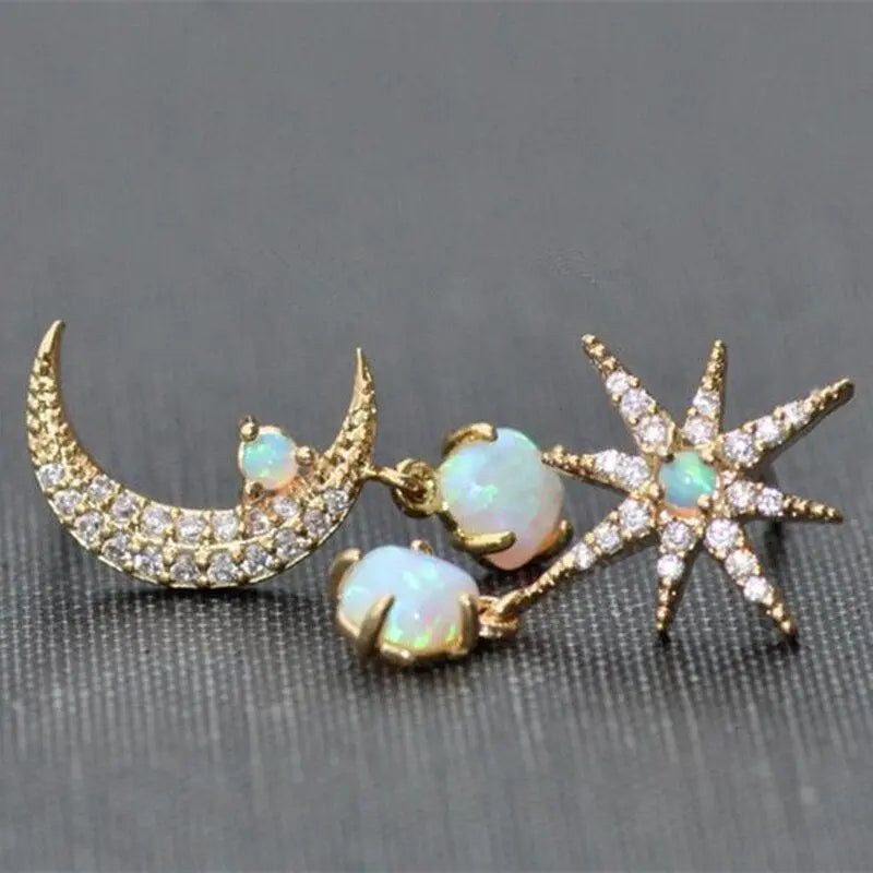 Carol – Ohrringe in Gold und Opal in Form von Mond und Sternen