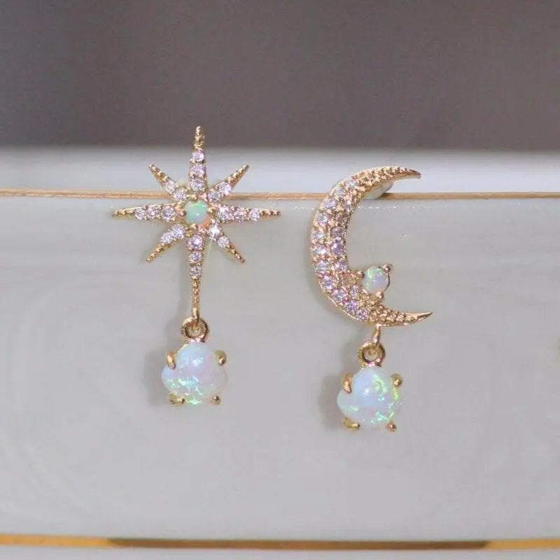 Carol – Ohrringe in Gold und Opal in Form von Mond und Sternen