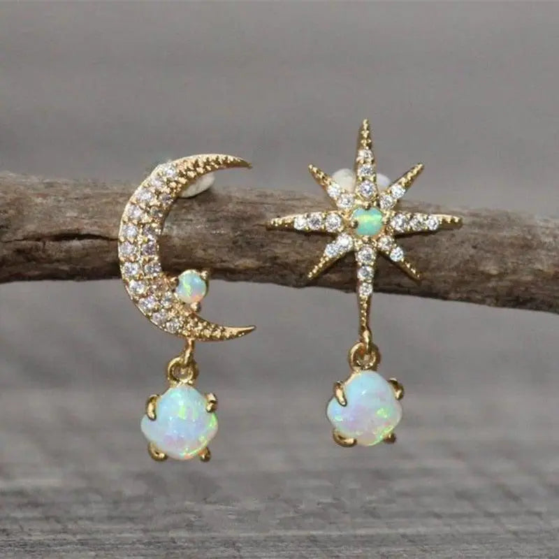 Carol – Ohrringe in Gold und Opal in Form von Mond und Sternen