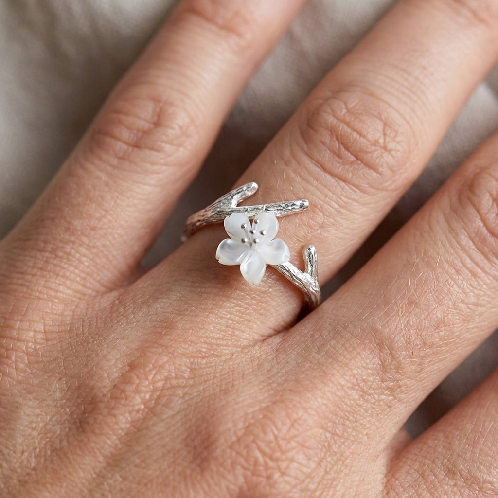 Lilou – Anpassbarer Vintage-Ring mit heller Blume