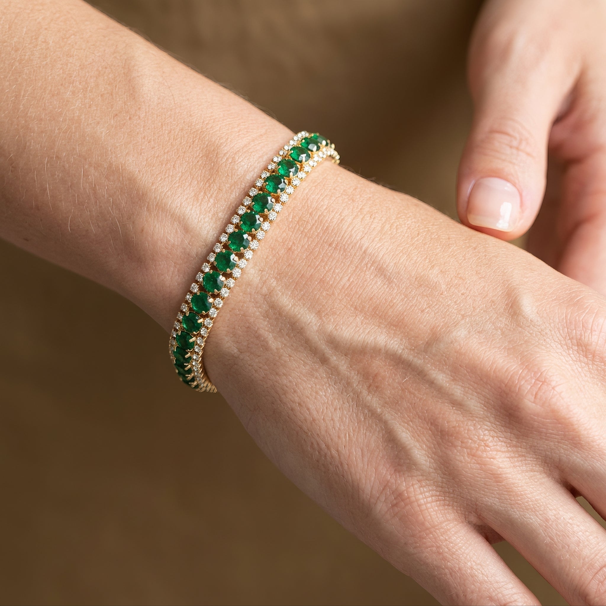 Maud – Stilvolles goldenes Armband mit grünen Akzenten