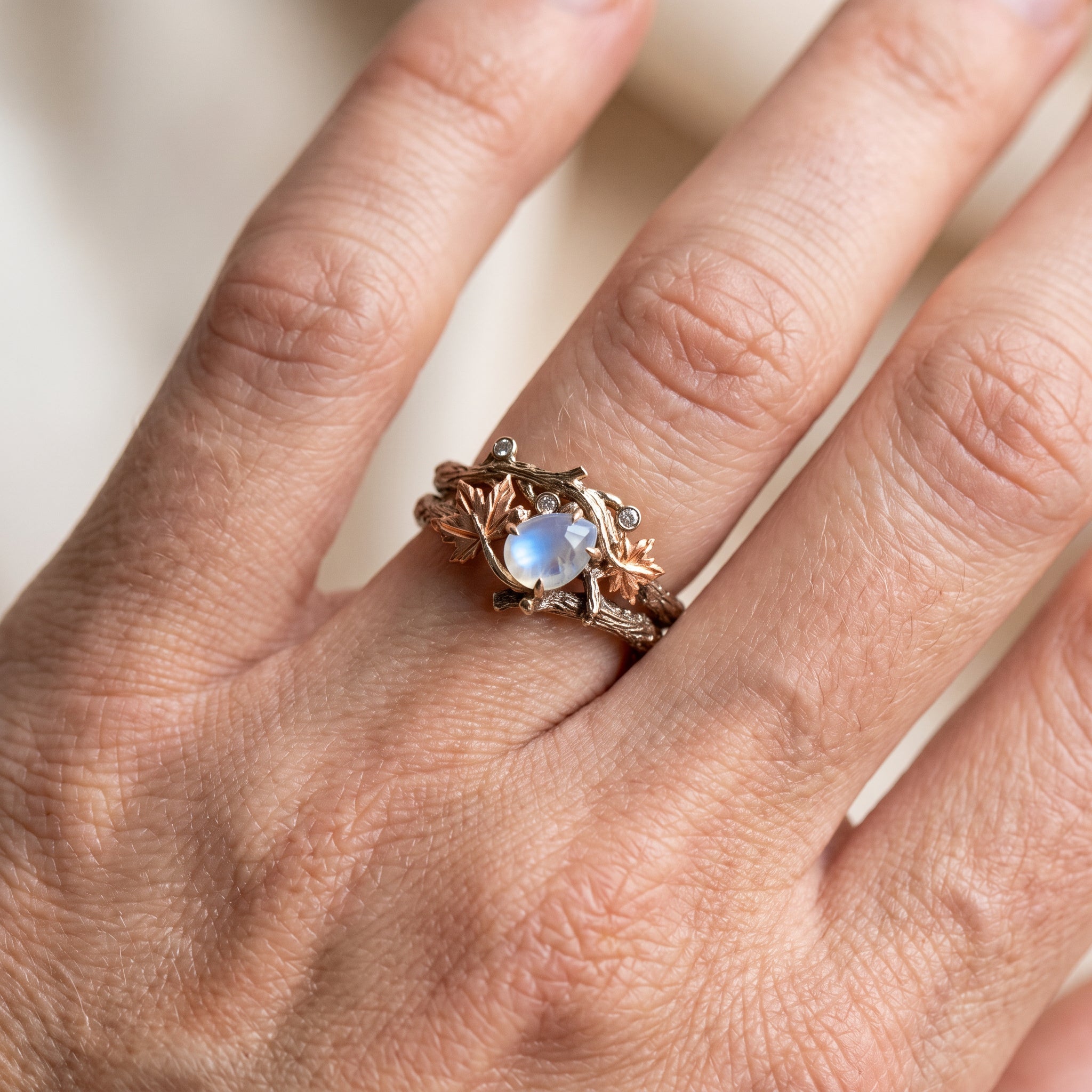Ysia – Ring mit Mondstein im naturnahen Stil