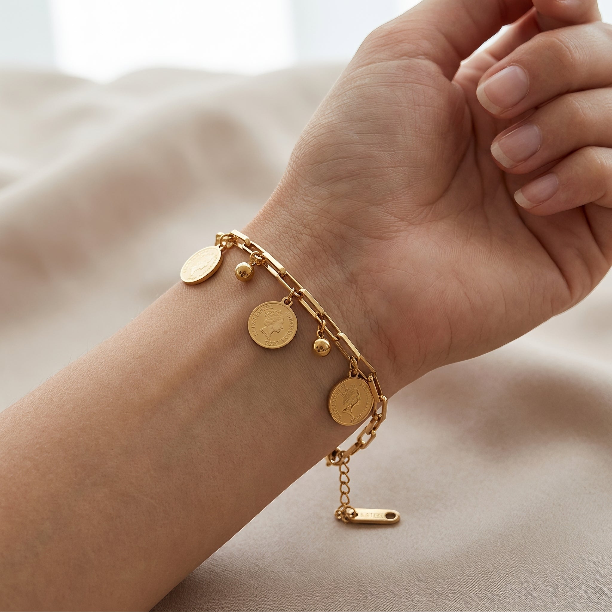 Maja – Anpassbares Armband mit Goldmünzen