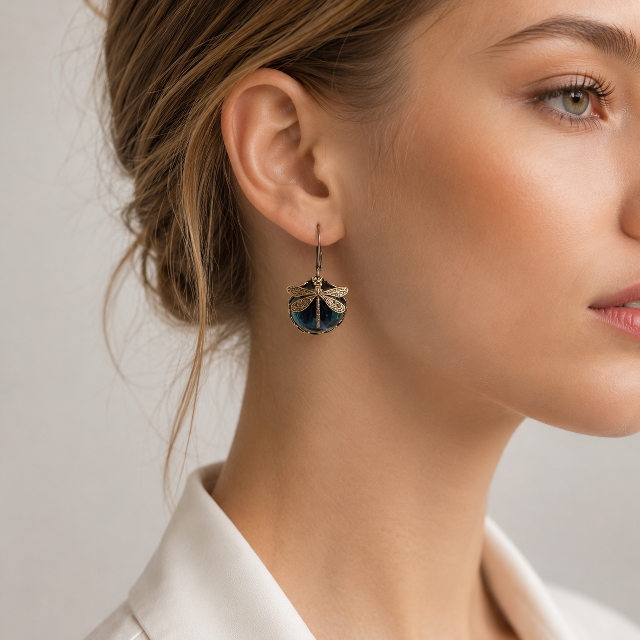 Elandra – Ohrringe in Libellenform aus antikem Gold
