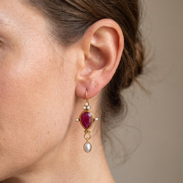 Soline – elegante Ohrringe mit Perle und Rubin