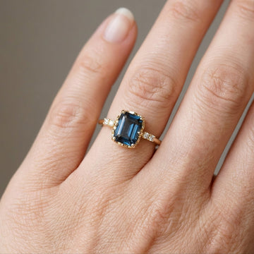 Sza – vintage goldfarbener Ring mit blauem Kristall