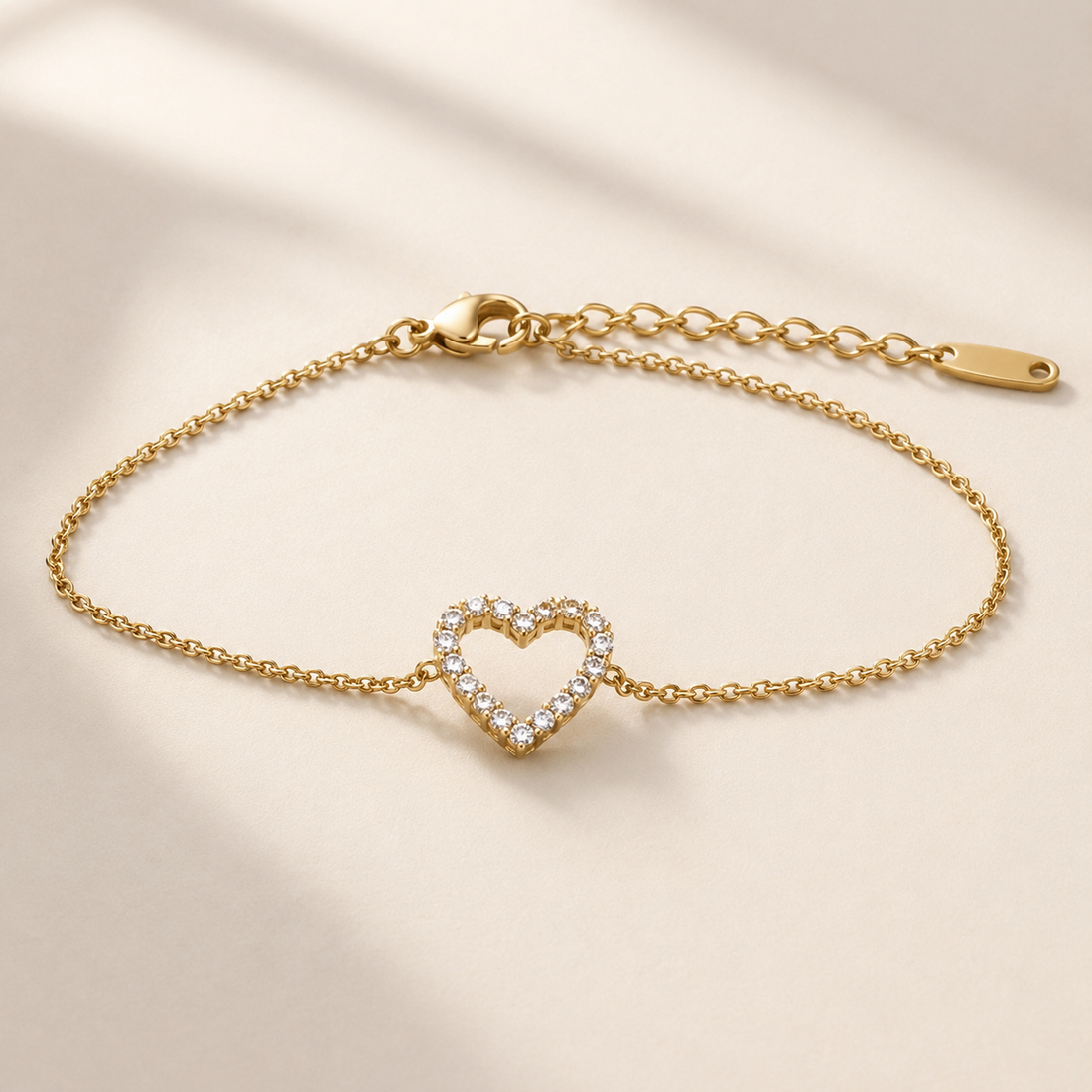 Goldenes Armband mit offenem Herz