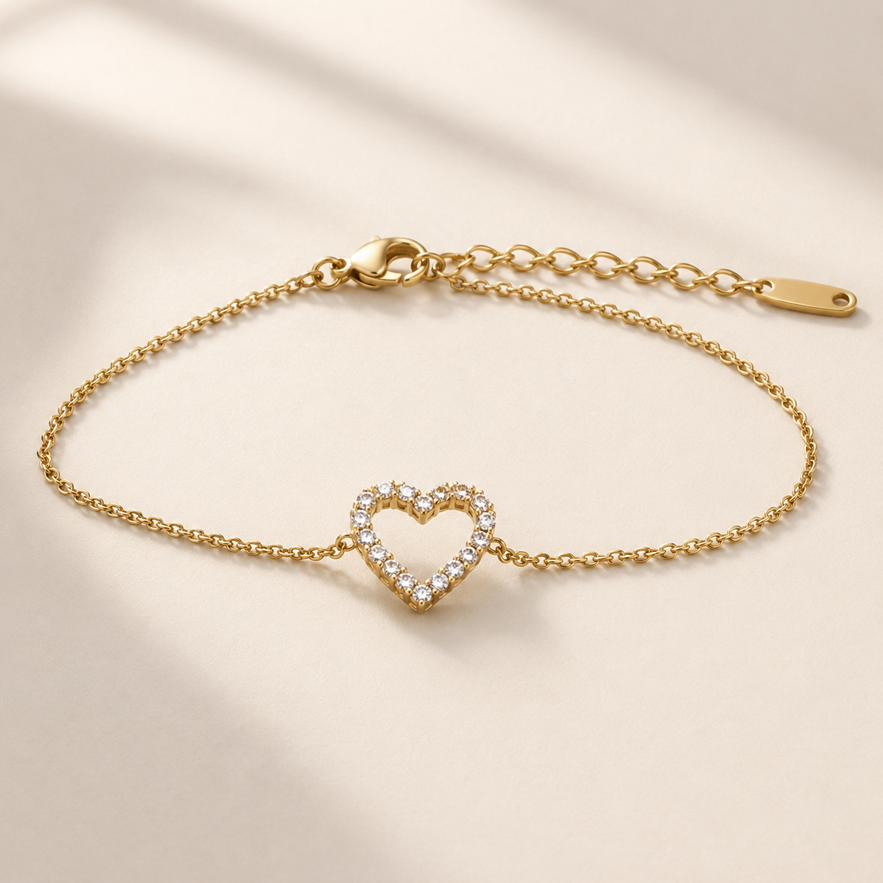 Goldenes Armband mit offenem Herz