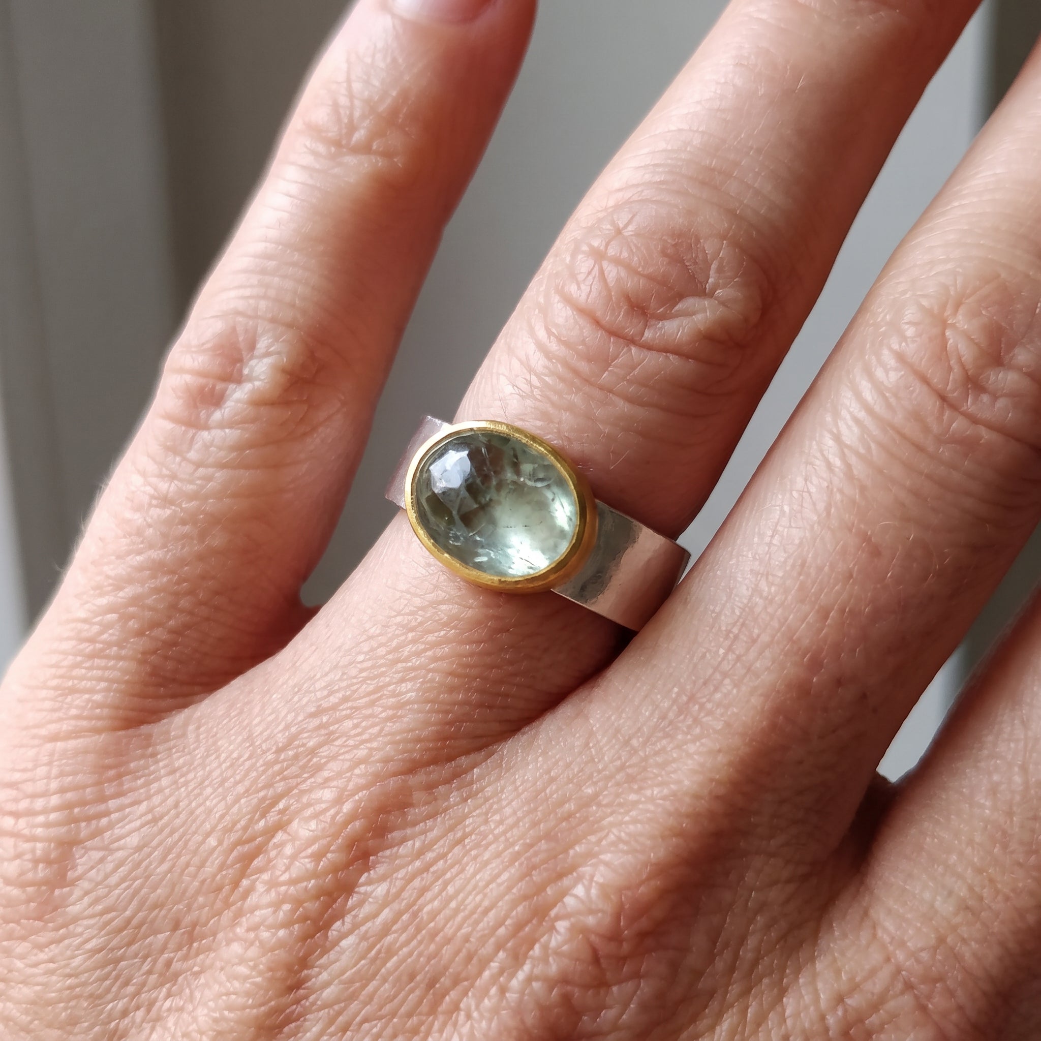 Selma – Vintage-Ring mit rundem grünen Stein