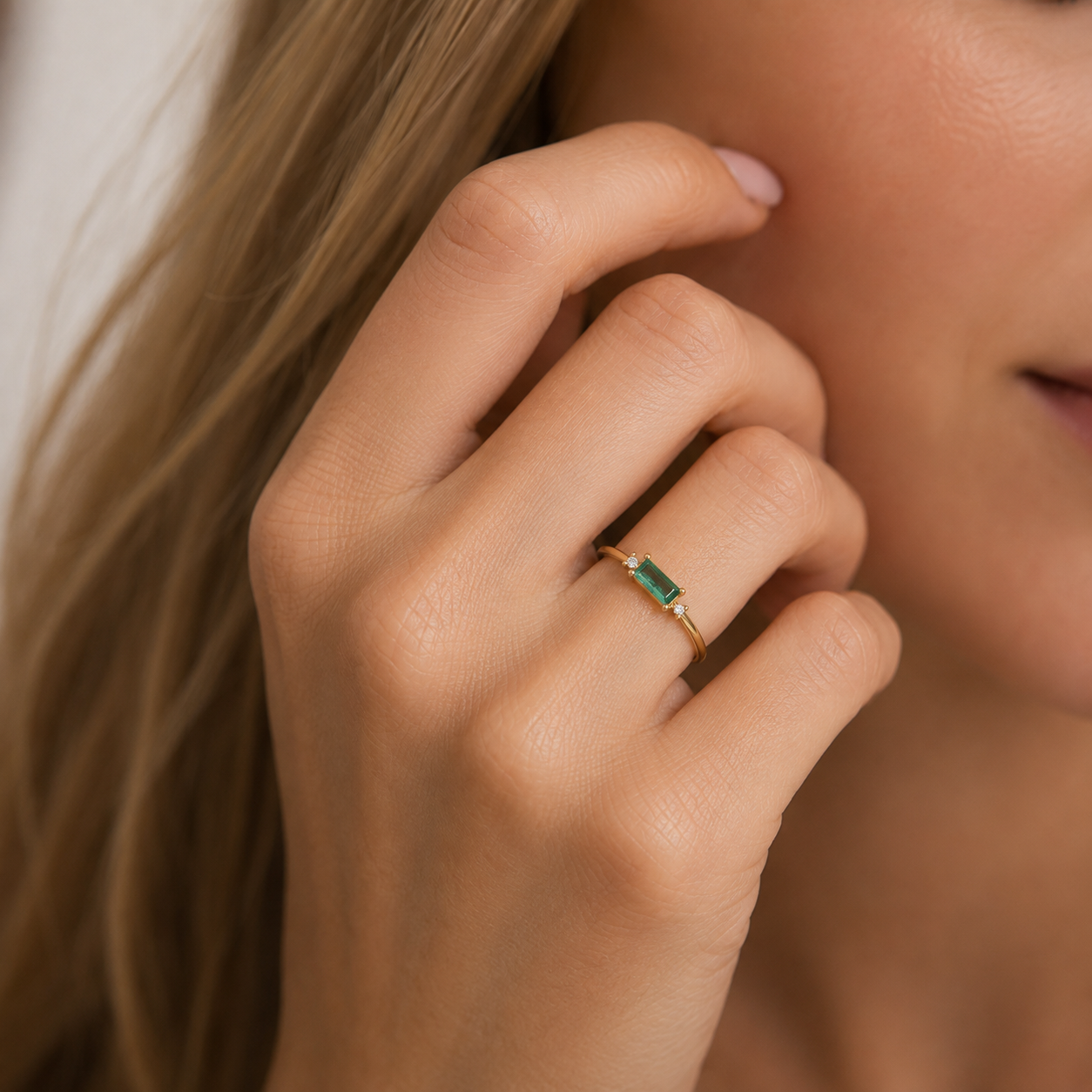 Fen - Sanfter Baguette-Ring mit grünem Zirkonia