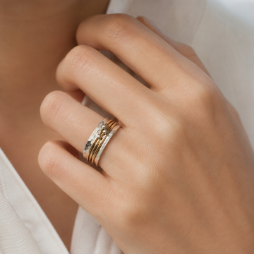 Glänzende Gnade – Vintage Ring aus Gold und Silber mit schimmernder Oberfläche