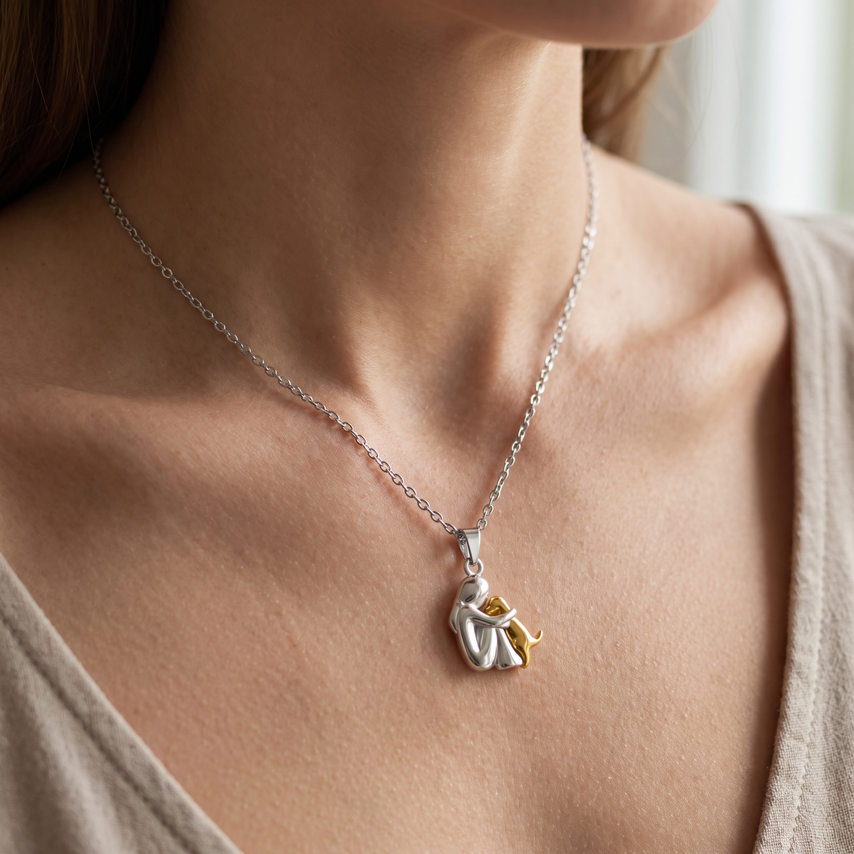 Neko – Halsband mit Anhänger von Hund und Halter in Umarmung