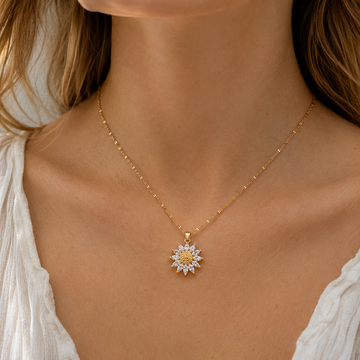 Jennie – Kette mit Kristall-Sonnenblume und goldfarbener Oberfläche
