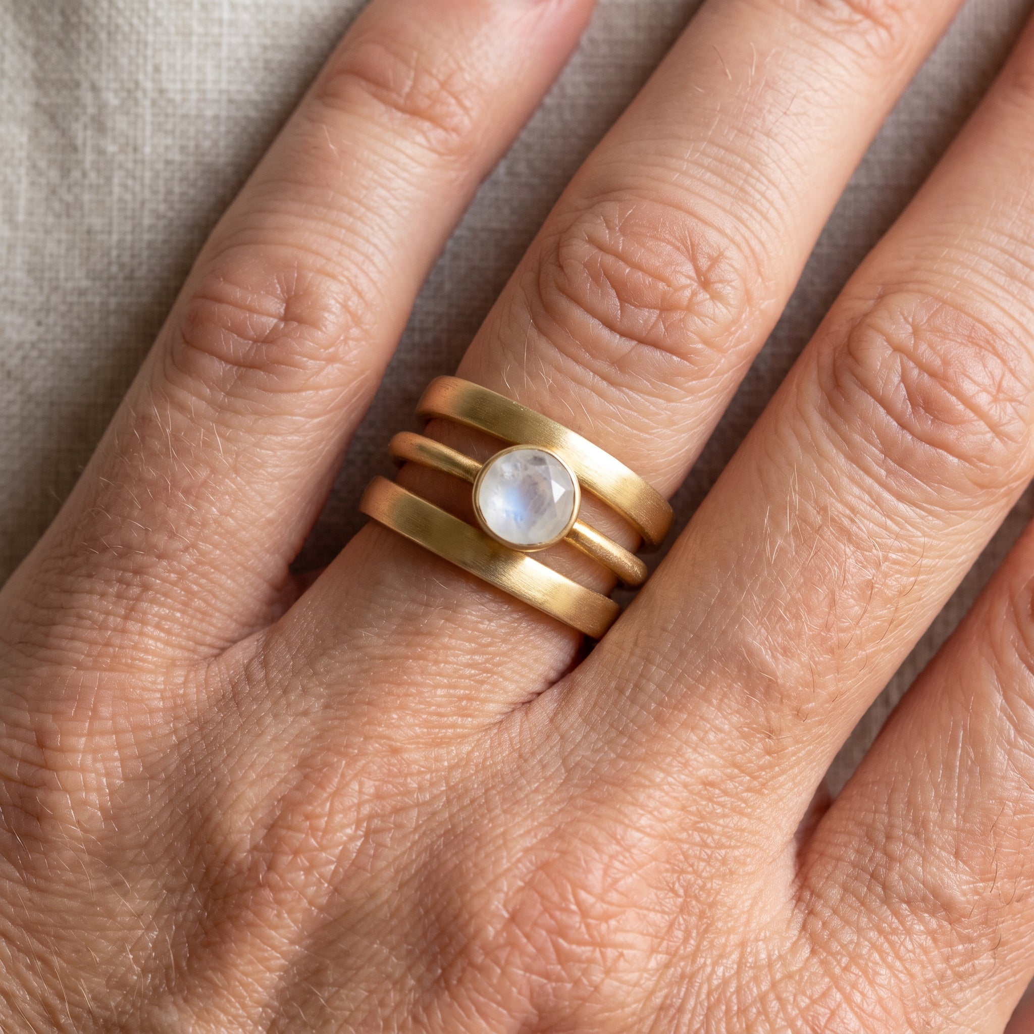 Jaira – Vintage-Goldring mit eingearbeitetem Mondstein