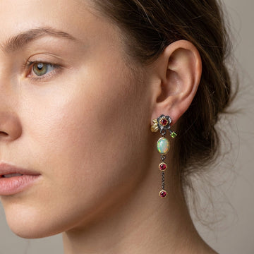 Zyra – Boho-Ohrringe mit Opal und rotem Zirkon