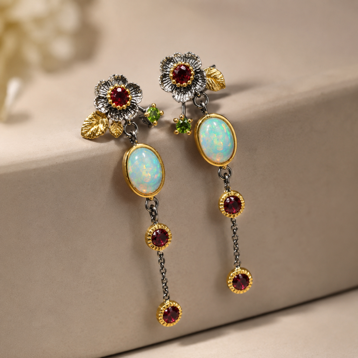 Zyra – Boho-Ohrringe mit Opal und rotem Zirkon