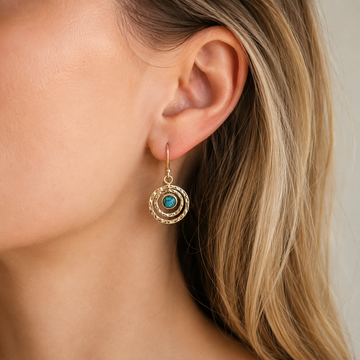 Nayah – Boho Saturn Ohrringe mit Türkisstein, in Silber und Gold gestaltet