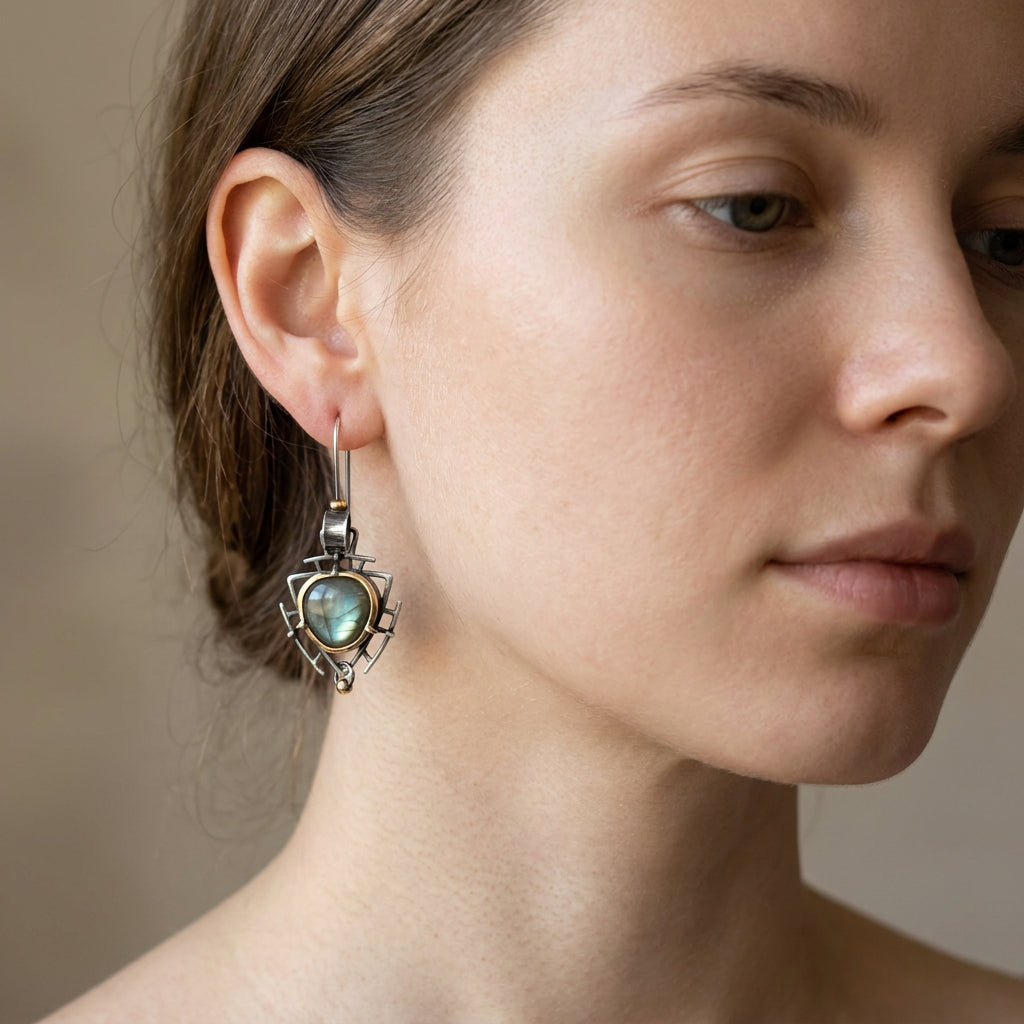 Lydie – Ohrringe mit Labradorit, Silber und Gold